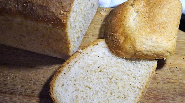 Фото к рецепту: Пшенично-ржаной хлеб в духовке