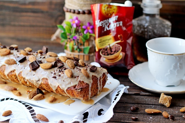 Фото к рецепту: Кофейно-ореховый кекс с кофейной глазурью