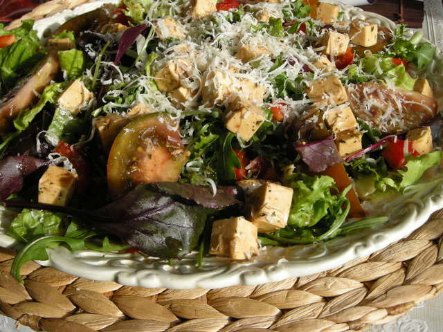 Фото к рецепту: Салат с малиновым джемом и черными помидорами кумато.