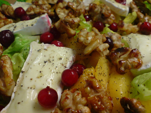 Фото к рецепту: Салат из сыра камамбер,карамелизированных орехов и персиков под цитрусовым винегретoм