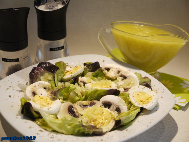 Фото к рецепту: Салат с лимонно-луковой заправкой-дрессингом