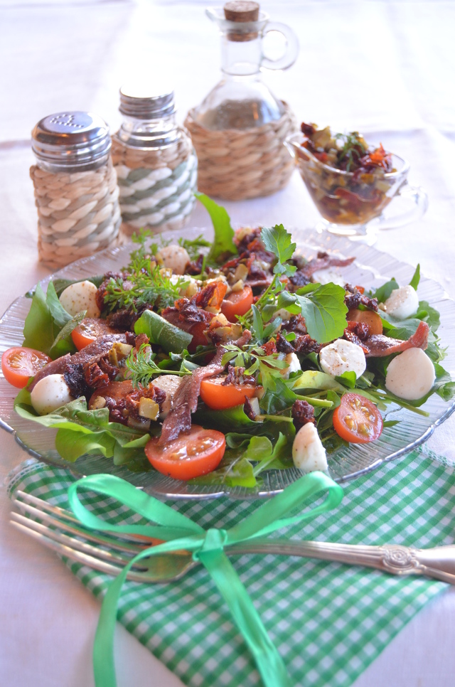 Фото к рецепту: Салат из рукколы с черри и моцареллой