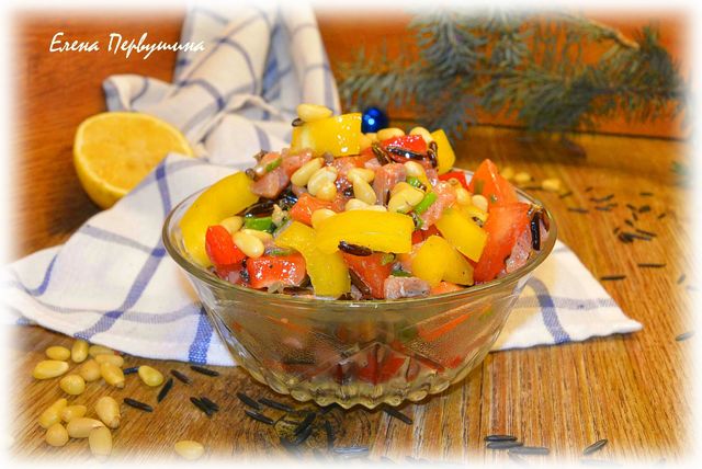 Фото к рецепту: Салат овощной с рисом и красной рыбкой 