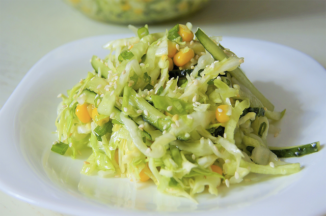 Фото к рецепту: Салат с капустой и кукурузой | просто и вкусно!