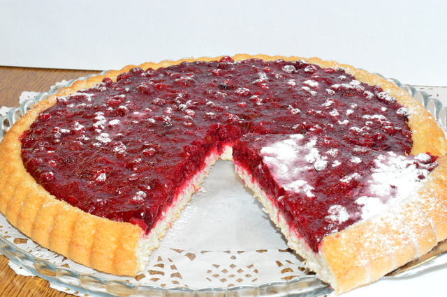 Фото к рецепту: Бисквитный пирог с ягодами