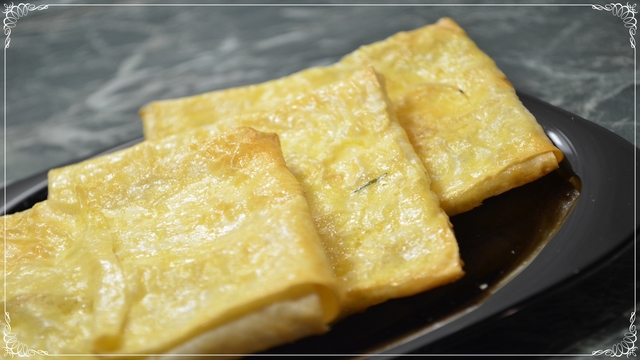 Фото к рецепту: Ленивые хачапури с сыром и творогом или хачапури из лаваша 
