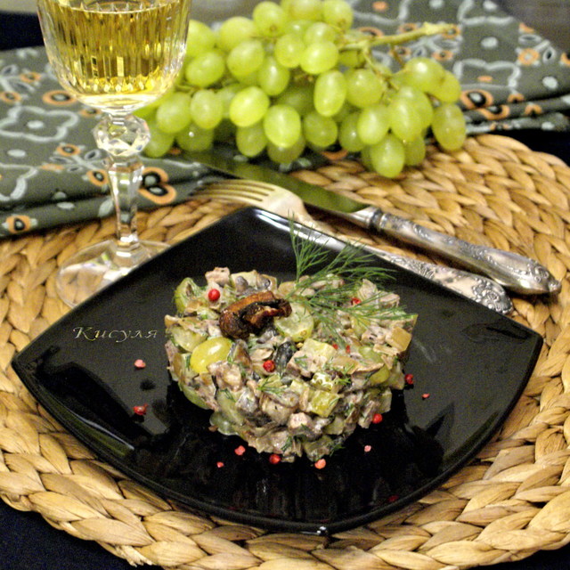 Фото к рецепту: Салат с говядиной, шампиньонами и виноградом