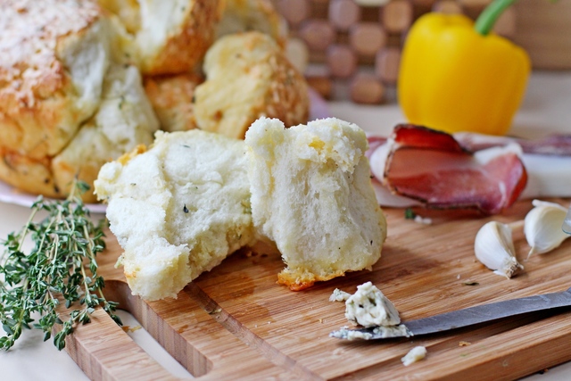 Фото к рецепту: Обезьяний хлеб с сыром и чесноком 