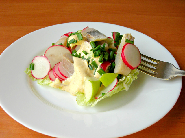 Фото к рецепту: Салат «норвежский» с сельдью и яблоком