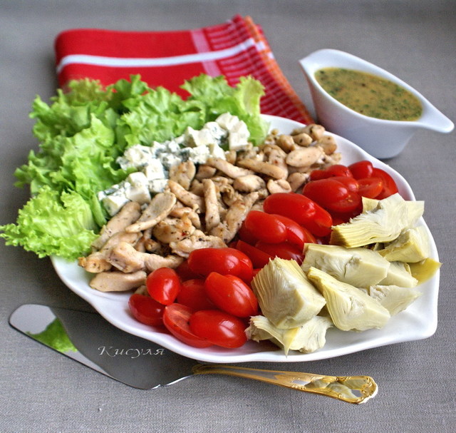 Фото к рецепту: Салат с курицей, артишоками и сыром дорблю