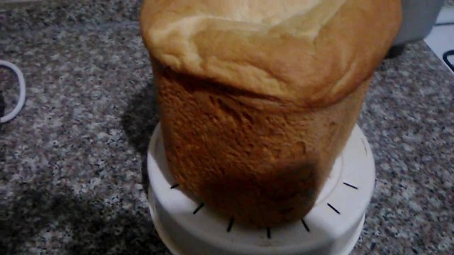 Фото к рецепту: Вкусный хлеб с хрустящей румяной корочкой