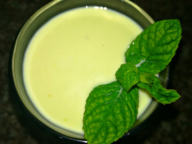 Фото к рецепту: Напиток из авокадо с медом
