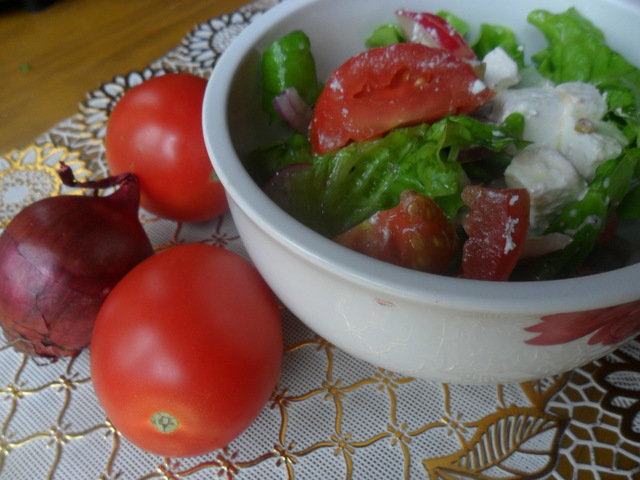 Фото к рецепту: Салат с редисом, помидорами и фетой