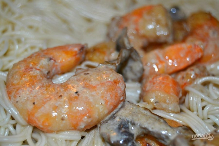 Спагетти с креветками и грибами - фото шаг 10