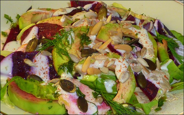 Фото к рецепту: Салат из свеклы, авокадо, моцареллы