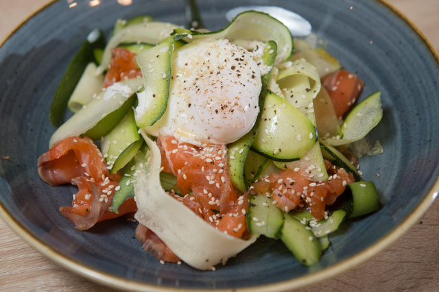 Фото к рецепту: Салат из цуккини со слабосоленым лососем