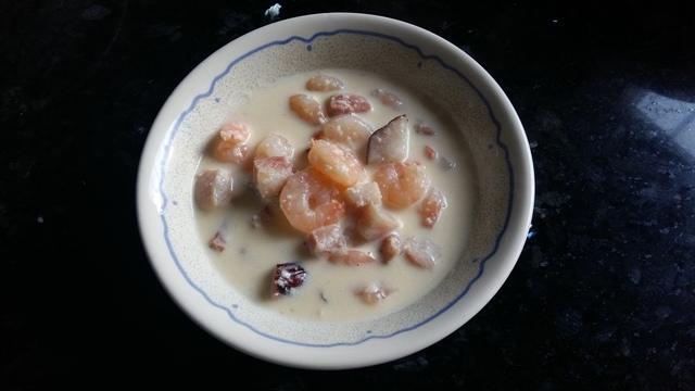 Фото к рецепту: Креветки в сливочно-чесночном соусе с беконом