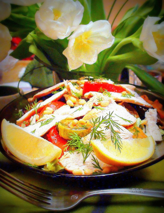 Фото к рецепту: Тёплый салат с печёными овощами и куриной грудкой.