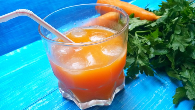 Фото к рецепту: Морковный сок без соковыжималки