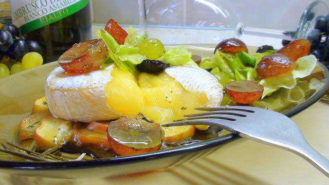 Фото к рецепту: Запечённый камамбер с салатом из винограда и розмарина. ужин для обиженной жены…