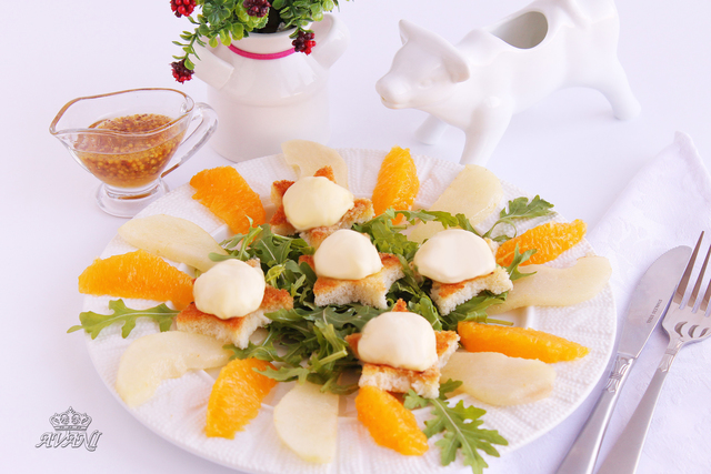 Фото к рецепту: Теплый салат с грушами и гренками