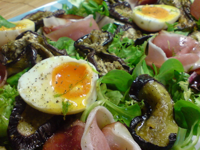 Фото к рецепту: Салат из баклажанов, сыровяленой ветчины и яиц