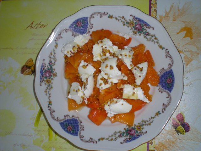 Фото к рецепту: Солнечный салат с хурмой, мандаринами, козьим сыром и дижонской горчицей