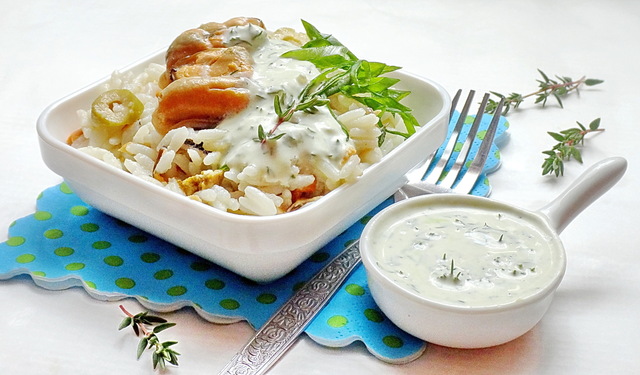 Фото к рецепту: Средиземноморский салат с мидиями и нежным пикантным соусом