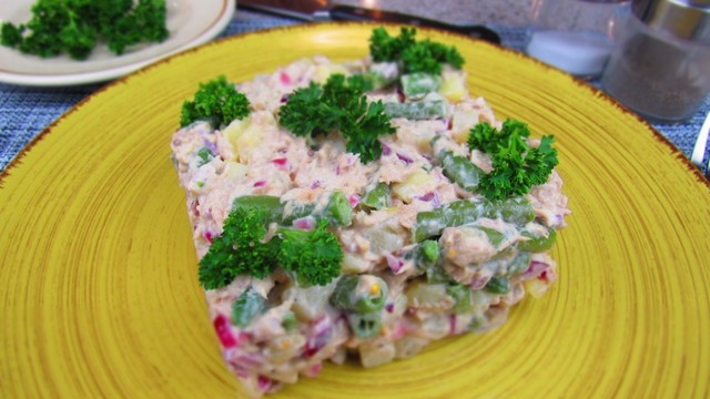 Фото к рецепту: Салат с тунцом и спаржевой фасолью