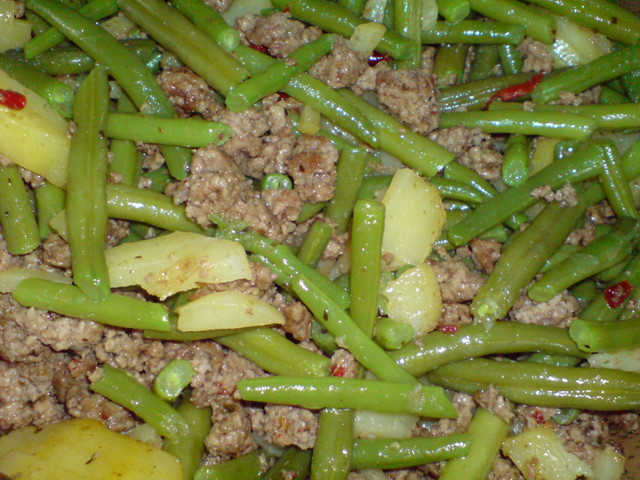 Фото к рецепту: Тёплый огненный салат с зелёной фасолью и телячьим фаршем.