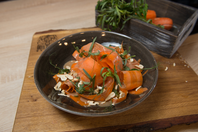 Фото к рецепту: Морковный салат с кешью и каймаком
