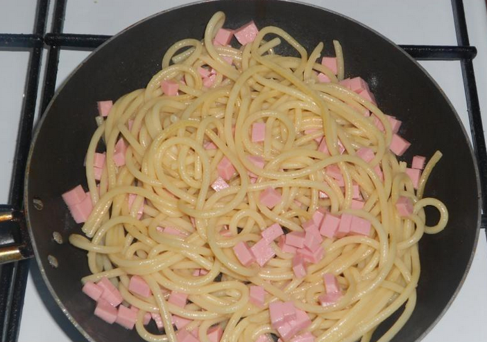 Cпагетти с колбасой - фото шаг 4