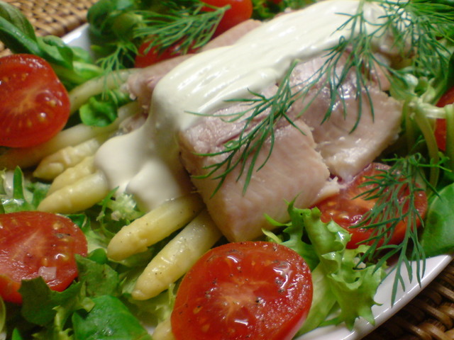 Фото к рецепту: Салат из копчёной форели и белой спаржи