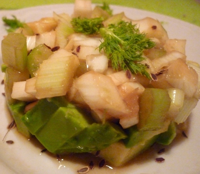 Фото к рецепту: Салат из фенхеля и стебля сельдерея( продолжаем знакомится с фенхелем)