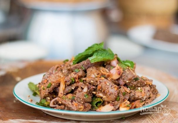 Теплый тайский салат с говядиной