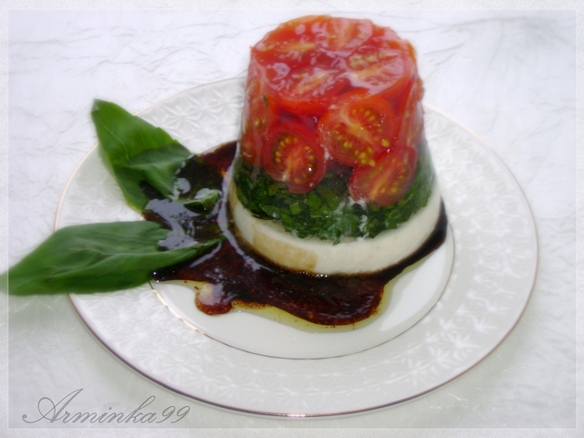 Фото к рецепту: Салат из помидоров,базилика и козьего сыра