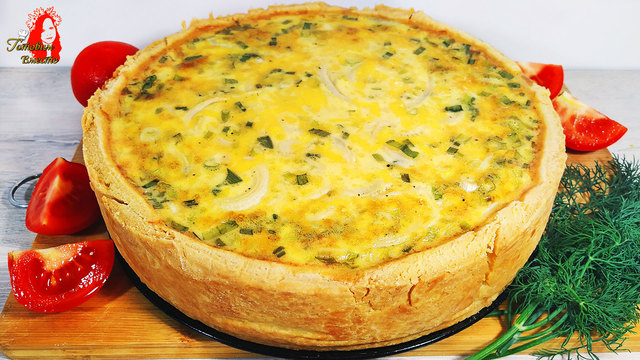 Фото к рецепту: Заливной пирог с луком и сыром