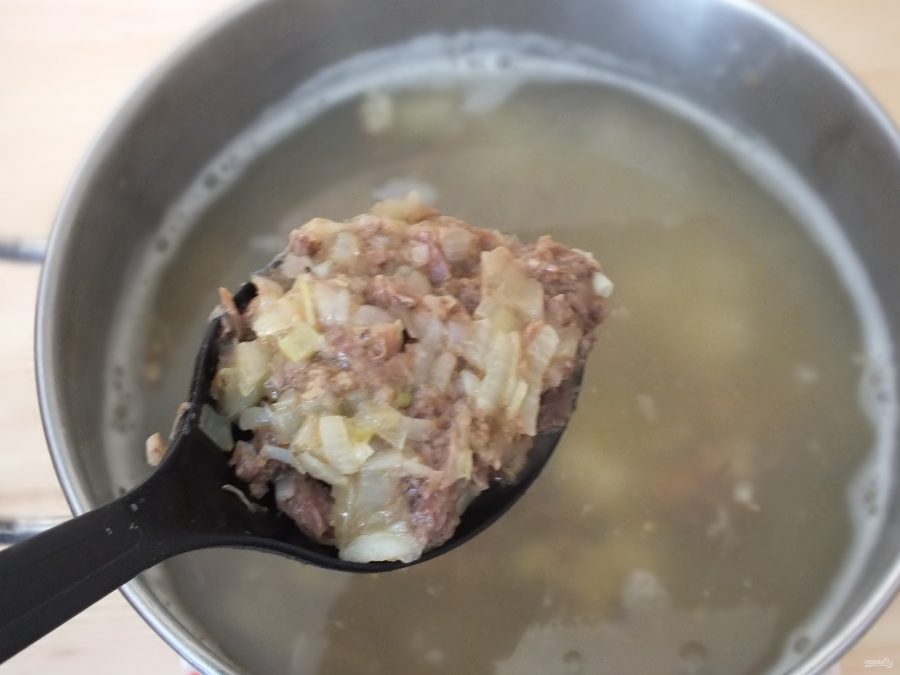 Суп из крапивы с тушенкой - фото шаг 7