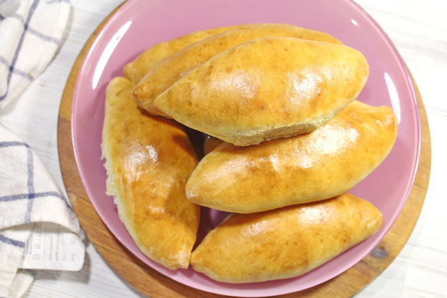 Фото к рецепту: Воздушное тесто для пирожков на кефире