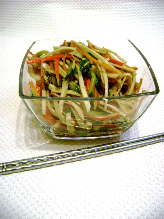 Фото к рецепту: Острый салат с крабовыми палочками и овощами.