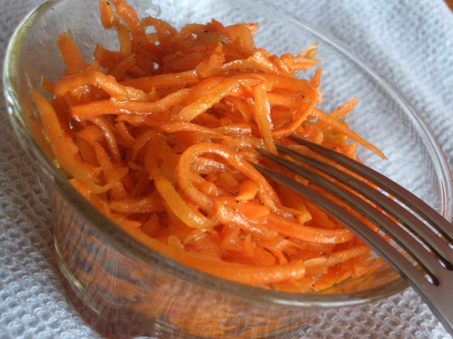 Фото к рецепту: Острый морковный салат