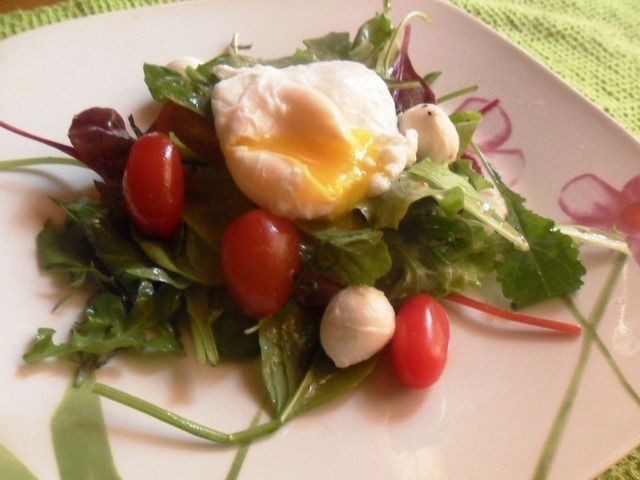 Фото к рецепту: Салат с яйцом-пашот, помидорами и моцареллой