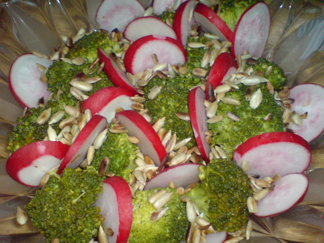 Фото к рецепту: Салат из брокколи и редиса