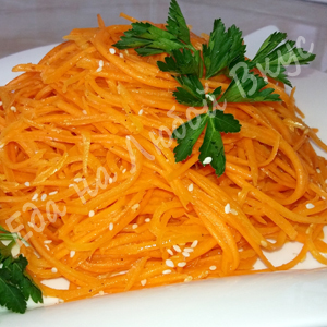 Фото к рецепту: Сочный салат из моркови, можно есть сразу! 