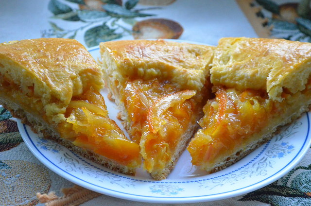 Фото к рецепту: Пирог на кислом молоке с апельсиновой начинкой
