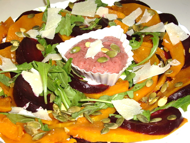 Фото к рецепту: Салат из тыквы и свеклы ассорти вкусов 