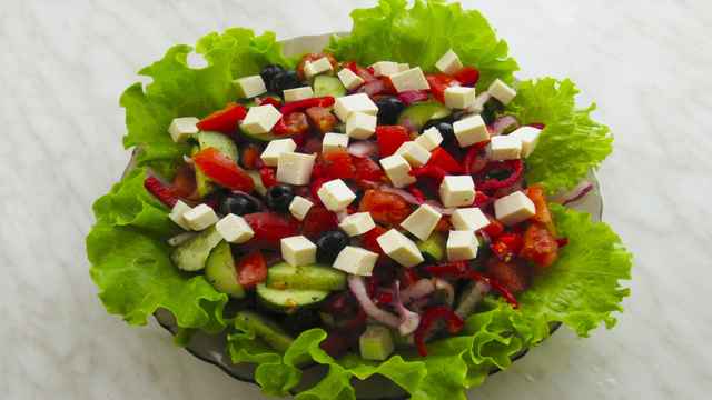 Фото к рецепту: Греческий салат: необыкновенно вкусный и легкий! 