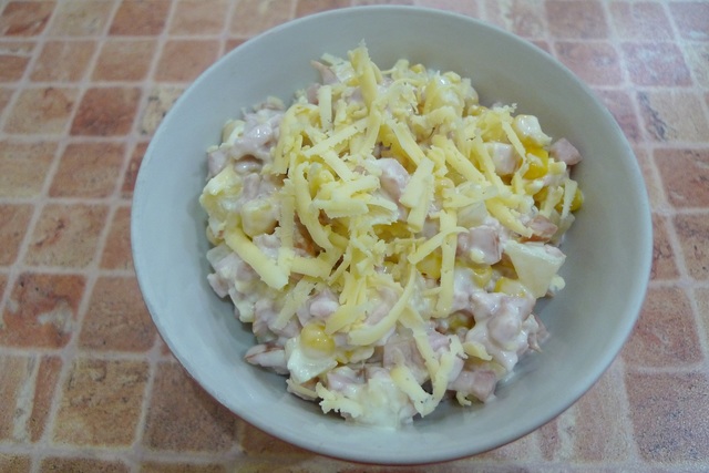 Фото к рецепту: Салат с ветчиной,ананасами и кукурузой (скорее всего,вариант)