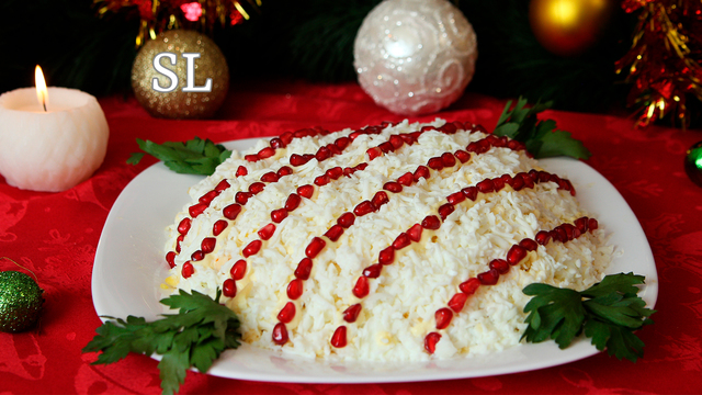 Фото к рецепту: Вкусный праздничный салат бусы на снегу 