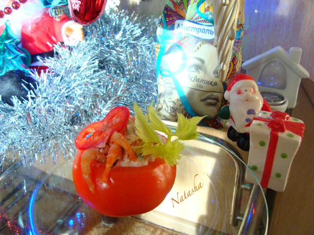 Фото к рецепту: Салат с креветками и рисом в помидоре